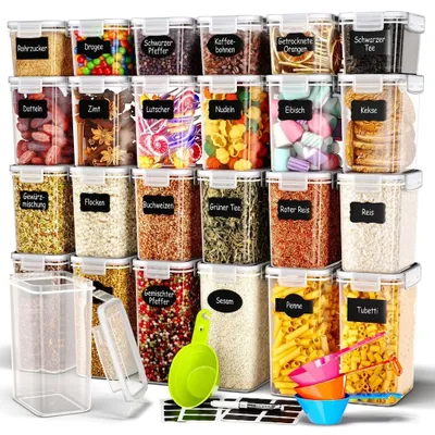 Set aus durchsichtigen Plastik-Lebensmittelaufbewahrungsbehältern mit weißen Deckeln, gefüllt mit verschiedenen Lebensmitteln und beschriftet mit schwarzen Kreidetafeln-Aufklebern, zusammen mit bunten Messbechern und einem Kreidestift