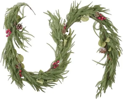 Realistische Weihnachtsgirlande aus Norfolk-Kiefer mit Tannenzapfen und roten Beeren - Kunststoffdekoration für drinnen und