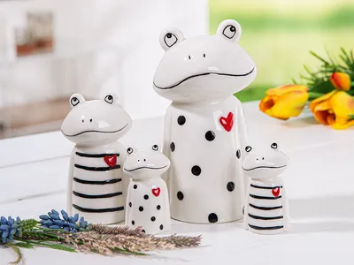 Immagine prodotto di Gilde Figur, Frosch, "Pünktchen", Herzmotiv, gepunktet, gestreift, Porzellan, weiß, VE 4, 2 Stück wie abgebildet, L. 7 cm, B. 10 cm, H. 17 cm 32726
