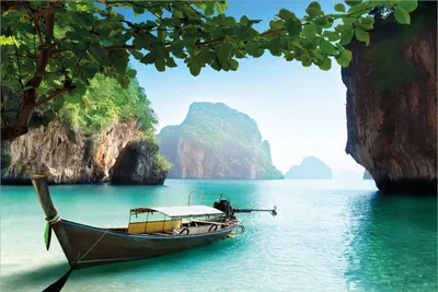 Produktbild von Wallario Premium Vliestapete Fototapete Fischerboot in Thailand  blaues Meer und Steinfelsen in der Größe 400 x 267 cm, extra dick, wird in 5 Teilen geliefert
