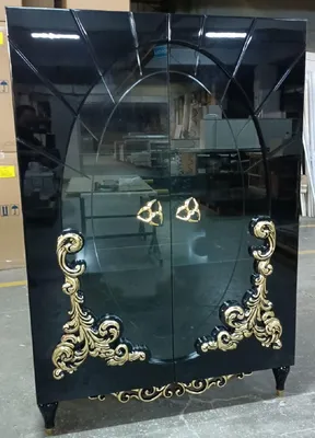 Zdjęcie produktu dla Casa Padrino luksusowa gablota w stylu barokowym czarny / złoty 116 x 46 x h. 170 cm - Oświetlony gablota z litego drewna z 2 szklanymi drzwiami - Szlachetne meble w stylu barokowym