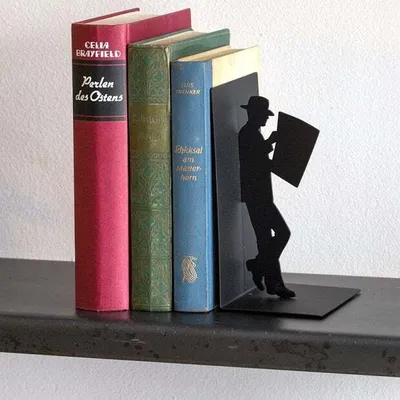 Produktbild von Buchstütze „The Reader“ – Für Bücherfreunde mit Stil