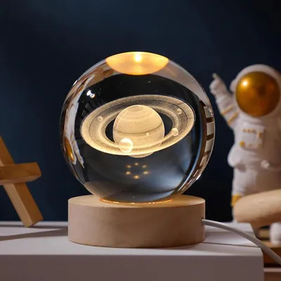 Produktbild von 3D Kristallkugel mit Saturn Muster, Glaskugel geformte Kinder Nachtlicht, hölzerne Basis Nachtlampe, Fantasie Thema und Galaxie mit Planeten