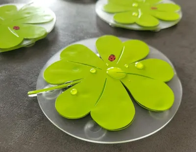 Produktbild von Kleine Wolke Lucky Leaf Antirutschsticker 4er Set Maigrün – Rutschhemmende Badewannen- & Duschsticker mit Kleeblattmotiv