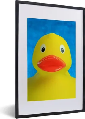 Produktbild von MuchoWow® Gerahmtes Poster Gummi-Ente - Gelb - Blau 40x60 cm - Poster mit Schwarzem Bilderrahmen Wandposter Rahmen Foto Bilder - Poster in Rahmen