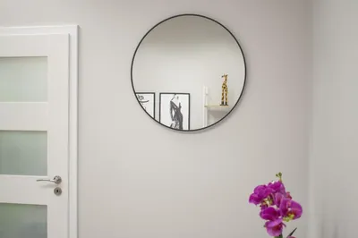 Productafbeelding van Ronde spiegel van 80 cm, decoratieve wandspiegel met zwarte lijst, geschikt voor badkamers, waskamers, woonkamers en slaapkamers