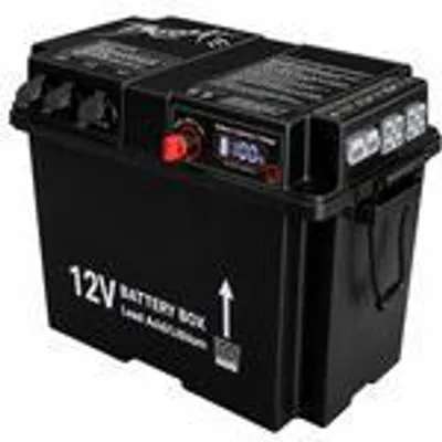 Produktbild von NEMAXX® BB290 12V Batteriebox für AGM, Gel & LiFePO4 – Voltmeter, Hauptschalter, 3x 12V, 2x USB, 50A/100A Anderson – für Camping, Boot & Wohnmobil