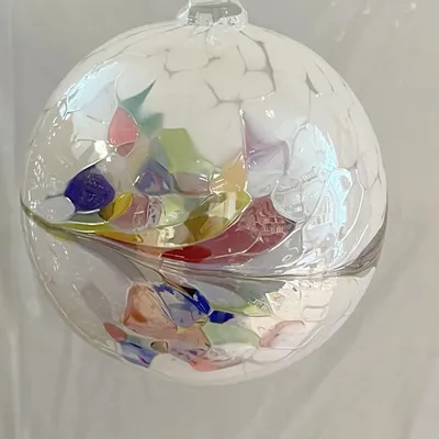 Immagine prodotto di Palla di vetro decorativa, bianca con accenti colorati, da appendere