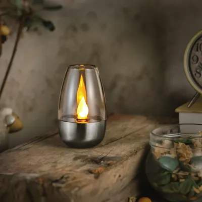 Produktbild von Solar-Kerzenlampe mit Flammeneffekt - Warmweiße LED-Gartenbeleuchtung mit Solarenergie - Atmosphärische Außenleuchte mit flackerndem Feuereffekt, Dämmerungssensor und Edelstahlgehäuse Ø6 x 9 cm [11776], KI-generiertes Bild