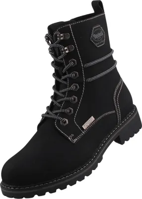 Das Bild zeigt einen schwarzen Stiefel der von der Seite betrachtet wird. Der Schuh hat eine glatte Oberfläche und eine elegante Form.