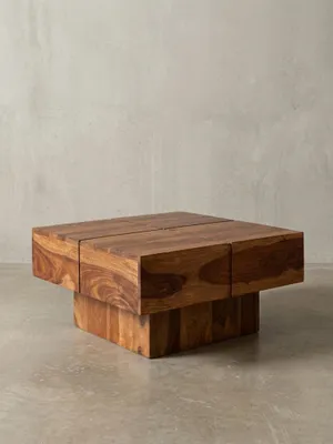 Seitenansicht des 30 cm hohen Kaffeetisches, die das klare Design mit dem überstehenden Oberteil und dem stabilen Mittelfuß aus Massivholz zeigt._#sku_BARWL6.549#