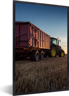 Produktbild von MuchoWow® Gerahmtes Poster Traktor - Grün - Sonnenuntergang - Horizont - Grün - Landleben 60x90 cm - Poster mit Schwarzem Bilderrahmen Wandposter Rahmen Foto Bilder - Kunst