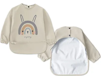 Produktbild von Ärmellätzchen Größe S mit Auffangtasche Baby und Kleinkind aus recyceltem Polyester mit Print Rainbow Bunny Lätzchen