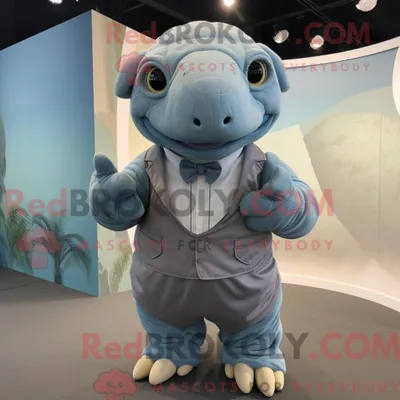 Produktbild von Glyptodon-Maskottchen-Kostüm REDBROKOLY bekleidet mit einem Spielanzug und Krawattennadeln