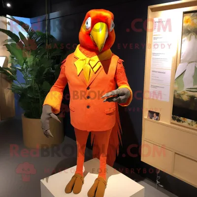 Produktbild von Maskottchen REDBROKOLY kostüm mit orangefarbenem Papagei bekleidet mit einem Etuikleid und Manschettenknöpfen