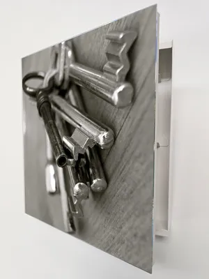 Produktbild von Schlüsselkasten Weiß Metall, Altes Schlüssel Motiv hinter Glas, Moderne Schlüsselbox rechtsöffnend, 32x28x6,5 cm, 20 Haken für Ordnung im Flur.