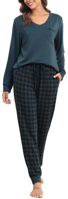 Image de Ensemble pyjama pour femmes, comprenant un chemisier et un pantalon à carreaux