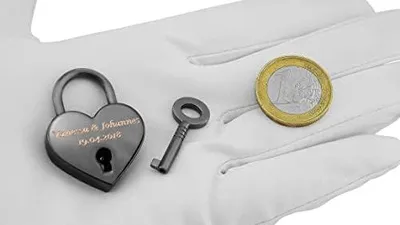 Produktbild von Graviertes Herz Liebesschloss mit Schlüssel für Ihre persönliche Gravur als Geschenk zum Hochzeitstag oder Jahrestag