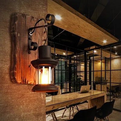 Immagine prodotto di Lampada da parete industriale, colore nero, per interni, realizzata in legno, vetro e acciaio, altezza 60 cm, ideale per corridoi, bar, soggiorni o caffè.