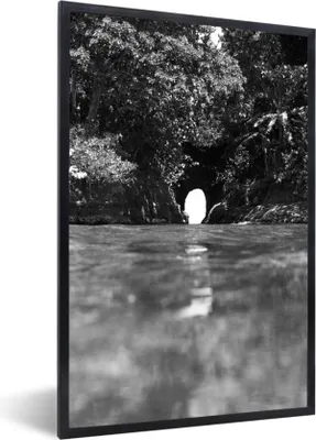 Produktbild von MuchoWow® MuchoWow® Gerahmtes Poster Loch in der Wand in der Natur von Costa Rica in schwarz und weiß 20x30 cm - Poster mit zchwarzem Bilderrahmen - Drucken - Bilder Poster im Rahmen