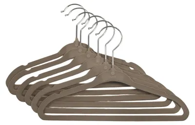 Produktbild von Puck Kleiderbügel – 6er-Set – Velours Sand | Baby Kleiderbügel, KI-generiertes Bild