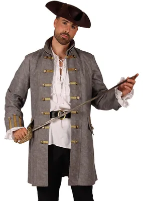 Mann trägt den grauen Piraten Mantel Long John Silver mit goldfarbenen Details, Dreispitz und Degen vor weißem Hintergrund.