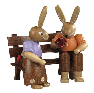 Produktbild von Osterfigur Hasenpaar auf Bank farbig lassiert klein Höhe 9cm NEU