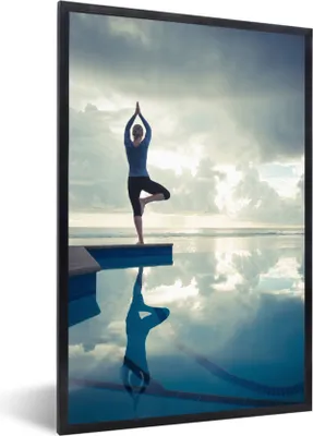 Produktbild von MuchoWow® Gerahmtes Poster Eine Frau übt Yoga in der Nähe eines Pools 40x60 cm - Poster mit Schwarzem Bilderrahmen Wandposter Rahmen Foto Bilder - Papierdruck - Wandbilder