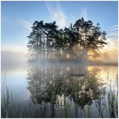 Produktbild von Wallario Premium Glasbild, freischwebende Optik, kräftige Farben, Größe 30 x 30 cm Motiv Stiller See mit Insel im Morgennebel