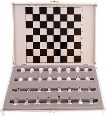 Produktbild von Wunderschönes und exklusives Schachspiel mit Spielfiguren aus Glas