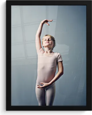 Produktbild von MuchoWow® MuchoWow® Gerahmtes Poster Porträt einer jungen Ballerina 30x40 cm - Poster mit zchwarzem Bilderrahmen - Wanddeko - Kunstdrucke