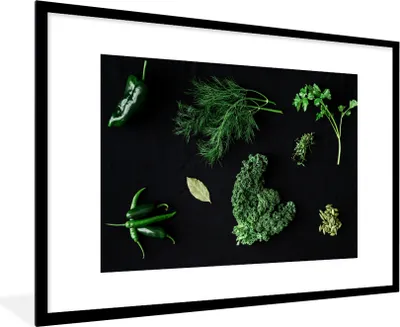 Produktbild von MuchoWow® MuchoWow® Gerahmtes Poster Gewürze und Kräuter auf schwarzem Hintergrund 90x60 cm - Poster mit zchwarzem Bilderrahmen - Wanddekoration - Fotos