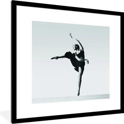 Produktbild von MuchoWow® MuchoWow® Gerahmtes Poster Ballerina auf Zehenspitzen in Schwarz und Weiß 40x40 cm - Poster mit zchwarzem Bilderrahmen - Poster - Plakat im Rahmen