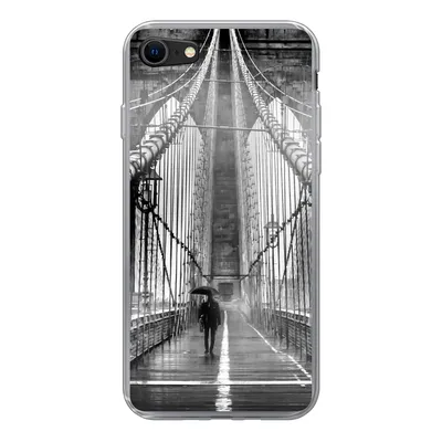 Produktbild von MuchoWow® Handyhülle Schutzhülle Hülle für iPhone SE 2022 Brooklyn Bridge während des Regens in Schwarz und Weiß Silikon Softcase Handy Hülle - Schutzhülle