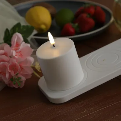 Produktbild von LED Kerze - wiederaufladbare LED Stumpenkerze mit Ladestation - 6,8cm x 6,8cm - Timer - Innen/Außen