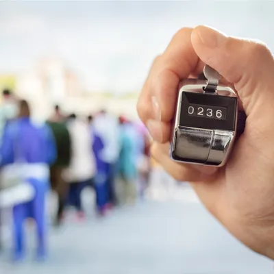 Produktbild von kwmobile Handzähler Counter Klicker Schrittzähler - Mechanischer Mengenzähler ohne Batteriebetrieb - Metallgehäuse mit Ring für Fingerhalt