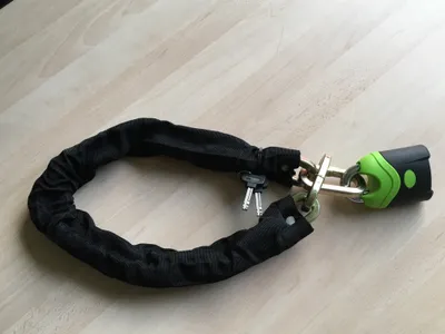 Imagen del producto de Candado para bicicleta Mottez, tipo cadena con funda de tela y candado, fabricado en Francia, de la Unión Europea, con una longitud de 90 cm