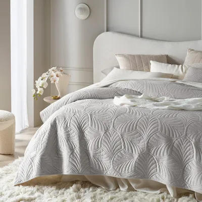 Produktbild von ROOM99 Feel Elegante Tagesdecke in Hellgrau 220 x 240 cm Vielseitige Wohndecke a
