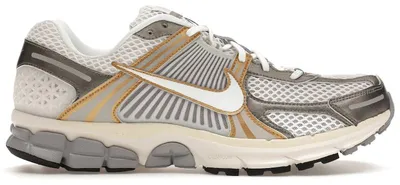 Productafbeelding van Nike Zoom Vomero 5 in de kleur Platinum Tint Metallic Gold, maat EU 42