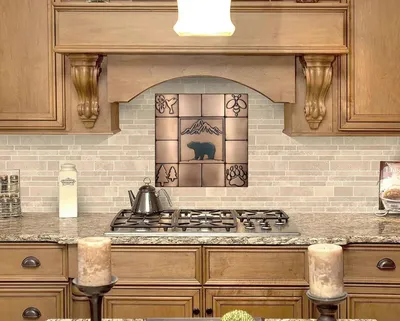 Zdjęcie produktu dla Miedziany panel ścienny CopperAndCraft niedźwiedź i góry 40x40 cm, ręcznie robiony zestaw płytek, panel kuchenny, dekoracja ścienna do salonu kuchni