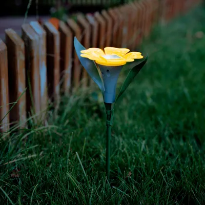 Produktbild von 1x Solar-Gartenleuchte mit Blumenmuster – 30 x 10 cm – Weiße LED – Mit Erdspieß – Solarbetrieben – Schaltet sich bei Dämmerung automatisch ein – Dekorative Außenbeleuchtung für Garten und Balkon [11754]