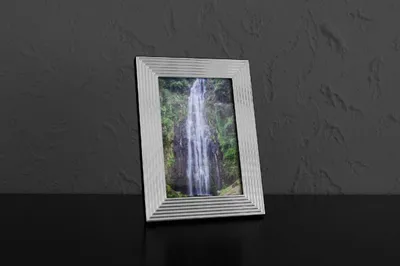 Produktbild von Pictronic Design Bilderrahmen, LED Hintergrundbeleuchtung, hinterleuchteter Fotorahmen, Wechselrahmen, einzigartige Brillanz, 123 x 172m, Farbe silber