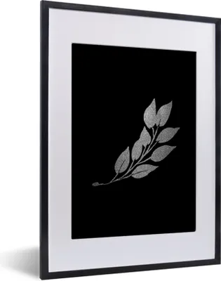 Produktbild von MuchoWow® Gerahmtes Poster Zweig mit länglichen Blättern auf schwarzem Hintergrund - schwarz und weiß 30x40 cm - Poster mit Schwarzem Bilderrahmen Wandposter Rahmen Foto Bilder - Wandposter Schlafzimmer