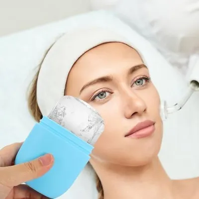 Produktbild von Eisroller für Gesicht und Augen zur Massage und Hautpflege mit Schutzhülle für eine hygienische Anwendung