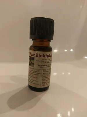 Kleine braune Flasche mit einem schwarzen Verschluss. Auf dem Etikett steht "Vanillekipferl".