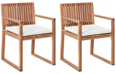 Produktbild von BELIANI Gartenstuhl 2er Set Hellbraun es Akazienholz Lamellen-Optik mit Sitzkissen Cremeweiß UV-beständig Rustikal Holzstuhl