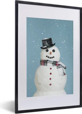 Produktbild von MuchoWow® Gerahmtes Poster Ein glücklicher Schneemann zu Weihnachten mit einem hellblauen Hintergrund 40x60 cm - Poster mit Schwarzem Bilderrahmen Wandposter Rahmen Foto Bilder - Poster in Rahmen