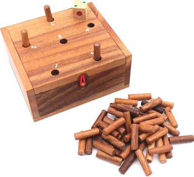 Produktbild von Endlich die 6 - lustiges Würfelspiel für die ganze Familie aus edlem Holz