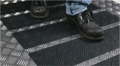 Produktbild von 3M Safety-Walk Antirutschbelag, Typ 2 Verformbar, schwarz, 50 mm x 18,3 m