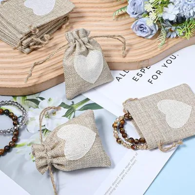 Produktbild von 14 Jute Beutel, kleine Säckchen zum Befüllen 8 × 10 cm mit Kordelzug, Geschenktaschen mit Herz für Hochzeit, Weihnachten und Partys (Beige)